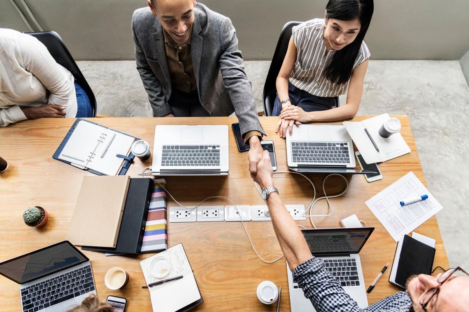 Equipo de profesionales en sesión de formación financiera